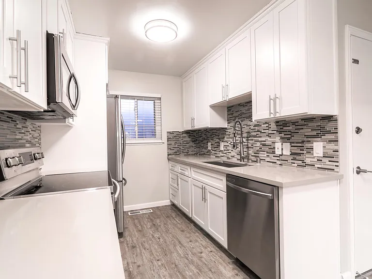 1685 Whitwood Ln #1 — Photo 3