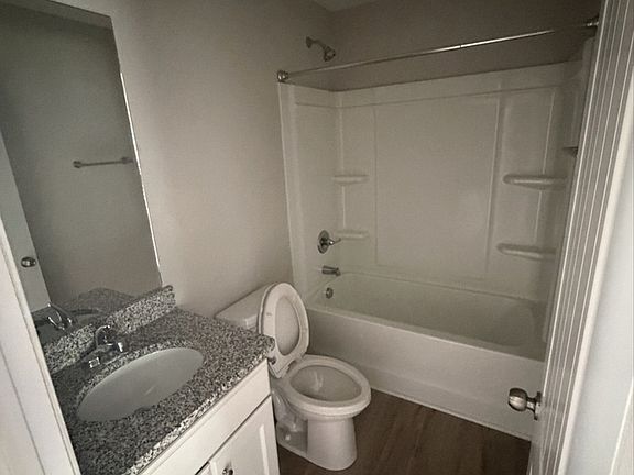 4th image of 1135 Davis St