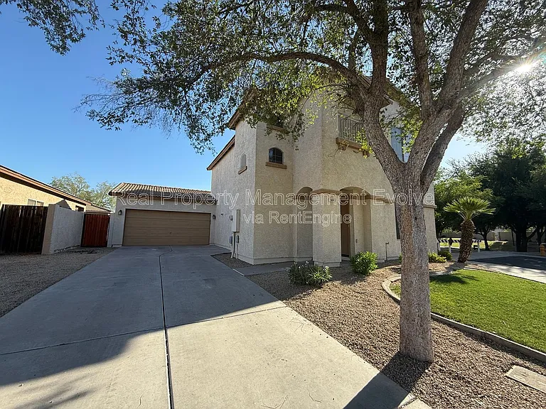 914 E Christine Pl — Photo 2