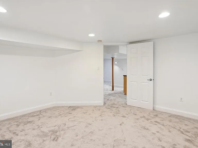 201 N Hammonds Ferry Rd — Photo 11