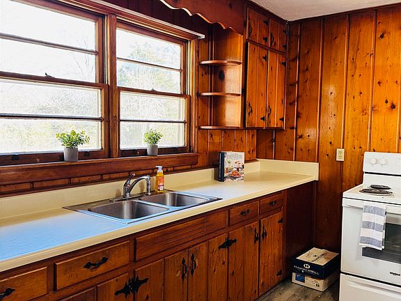 3rd image of 715 Cedar Springs Rd