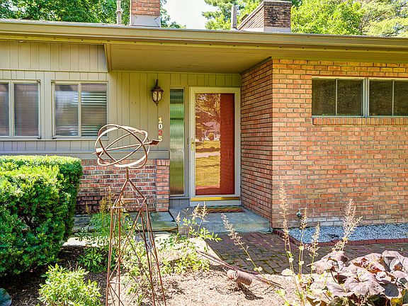 3rd image of 1035 Beechview Dr S