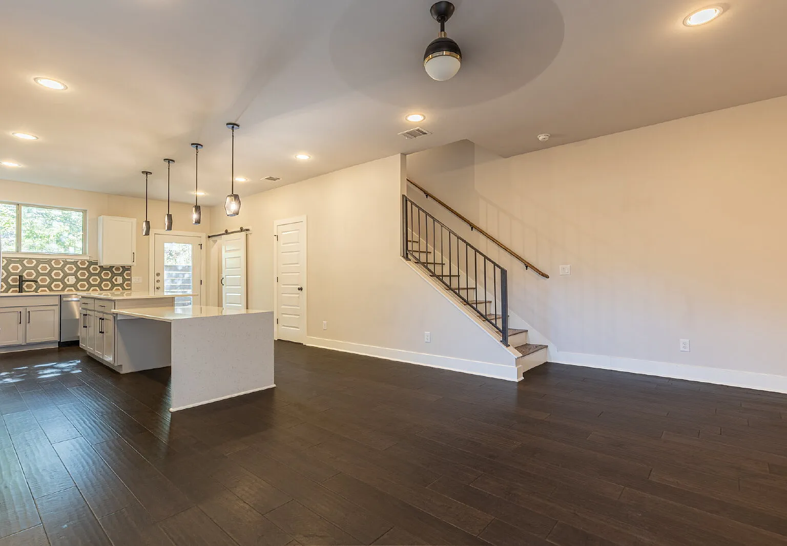 3 bed, 2.5 bath, 1983 sqft, $2,500 — Photo 3