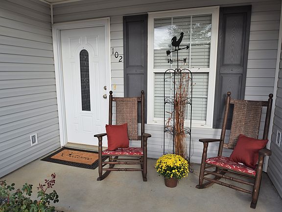 3rd image of 102 Champion Pine Ln