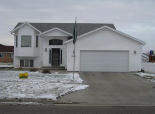1689 10th St W, West Fargo, ND 58078
