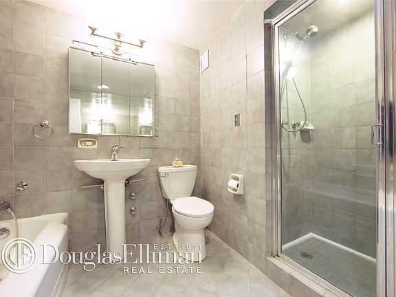3rd image of 1068 Lexington Ave #14C