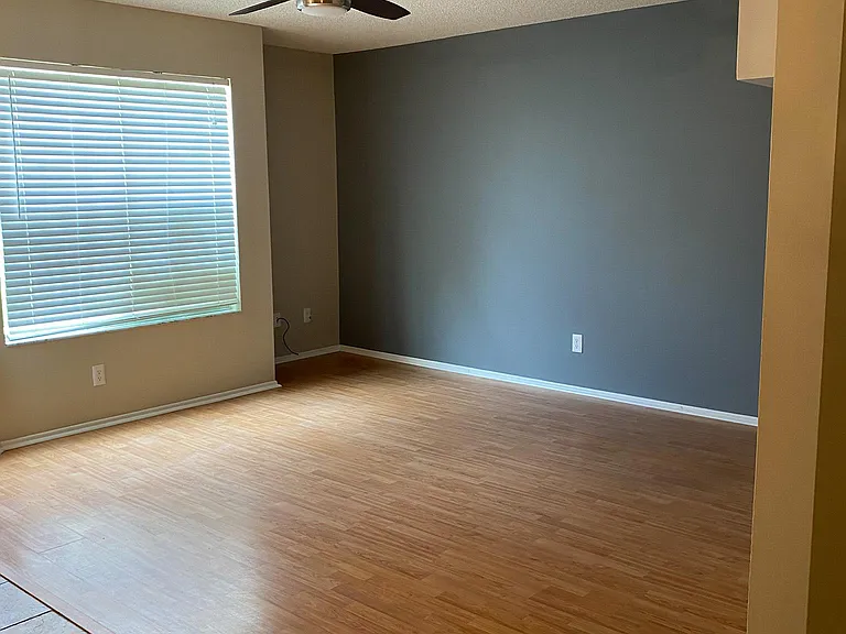 2542 Lancaster Ct — Photo 3