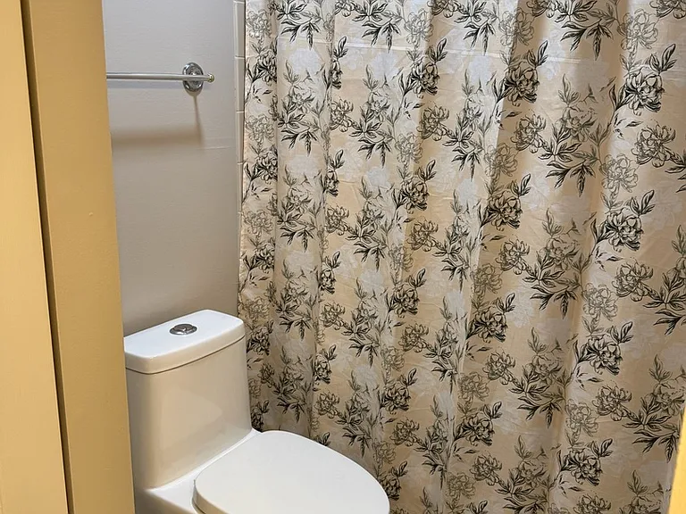 2404 Kenmore Ct — Photo 24