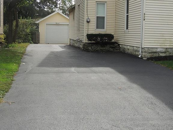 4th image of 319 Franklin St