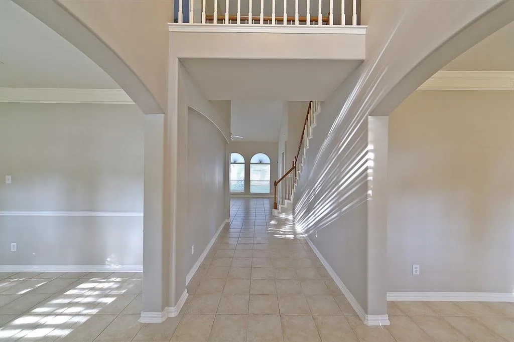 4 bed, 2.5 bath, 2736 sqft, $2,650 — Photo 2