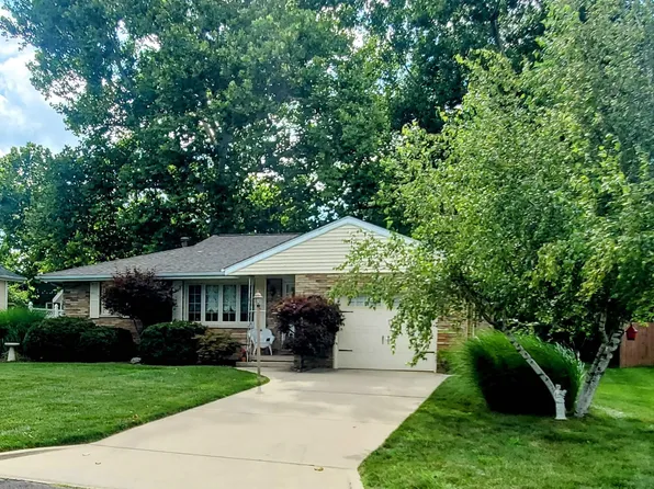 25 Rainbow Dr, Pekin, IL 61554