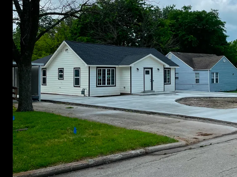 505 E Broadway Ave S — Photo 1
