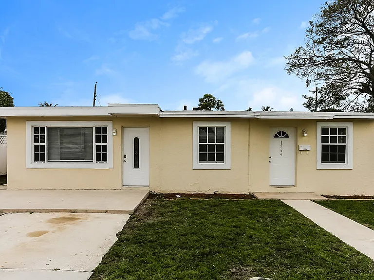 1564 NW 3rd Way — Photo 1