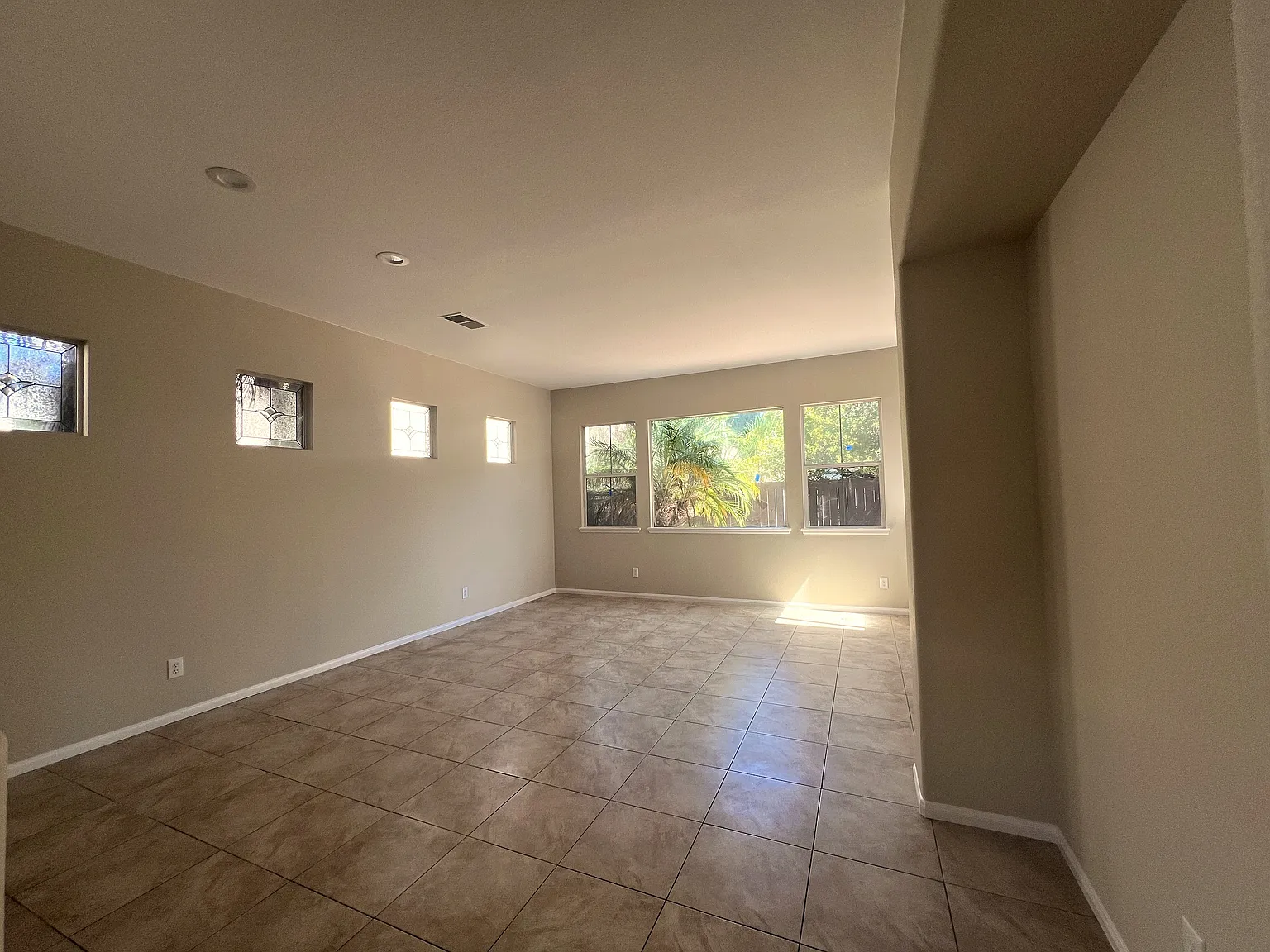 4 bed, 2.5 bath, 2734 sqft, $6,100 — Photo 3