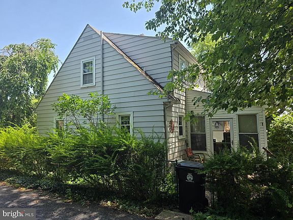 5th image of 534 Benton St