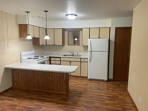 3rd image of 612 19th Ave W #7