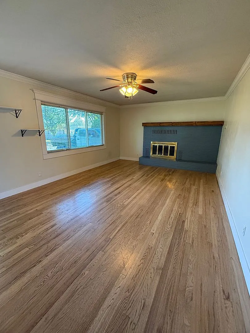 3 Bedroom 1.5 Bath with Garage — Photo 2