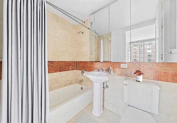5th image of 260 W 54th St APT 36F