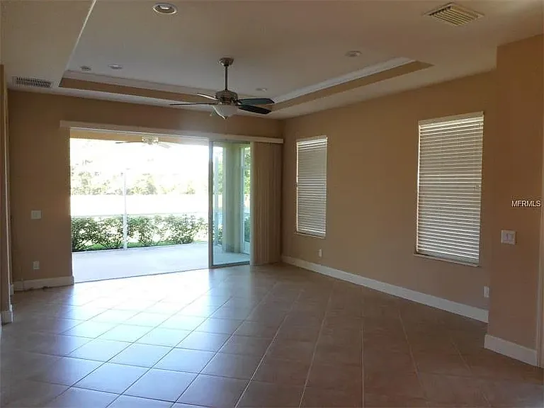 323 Capulet Dr — Photo 11