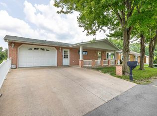 20 Oak Grove Dr, Dubuque, IA 52003