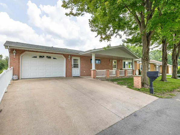 20 Oak Grove Dr, Dubuque, IA 52003