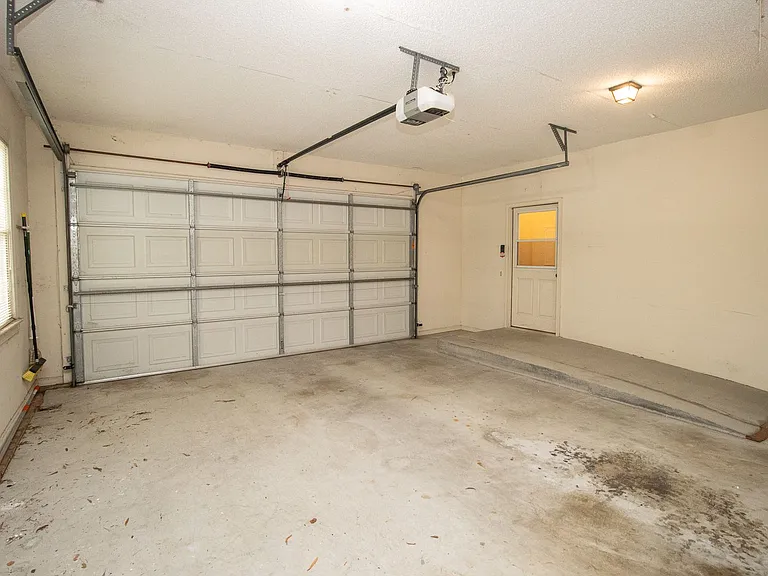 2220 Montclair Dr — Photo 32