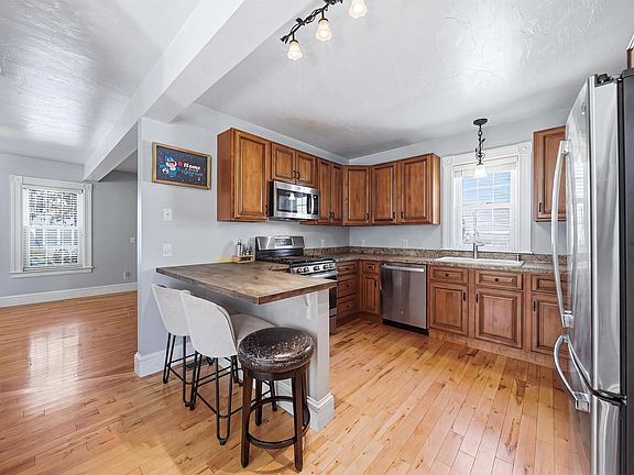 4th image of 285 Thornton Street