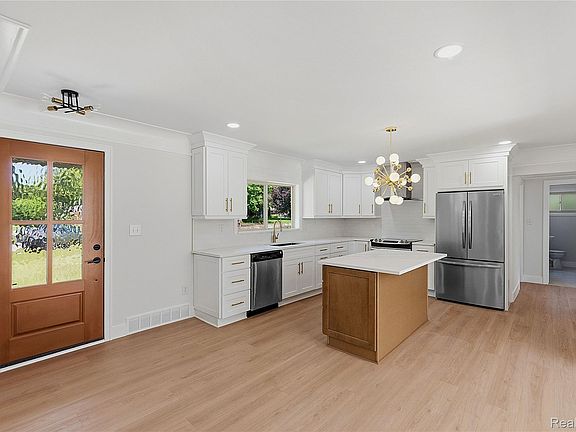 3rd image of 28264 Bayberry Rd