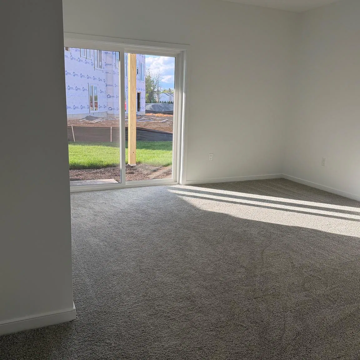 4 bed, 3.5 bath, 3854 sqft, $3,200 — Photo 3