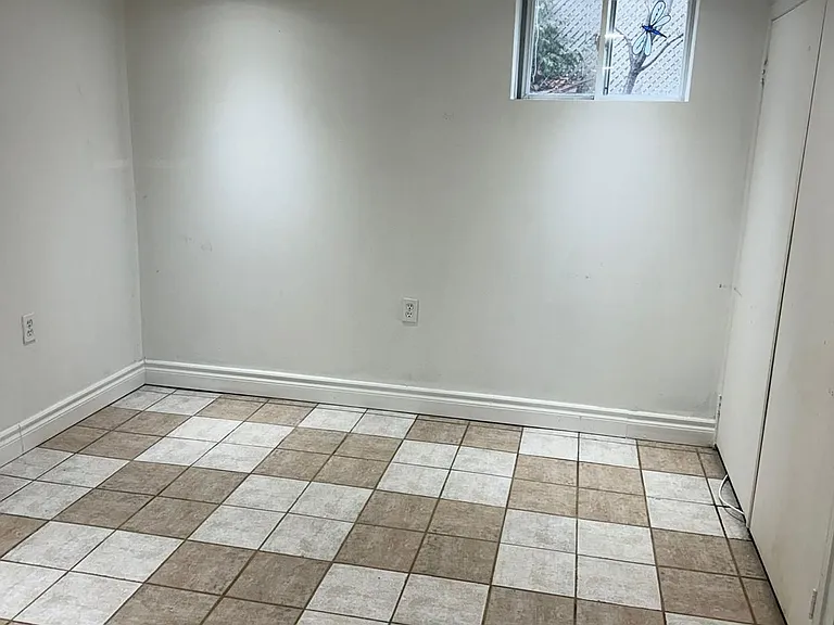 80 Vanbrugh Ave #BASEMENT — Photo 5