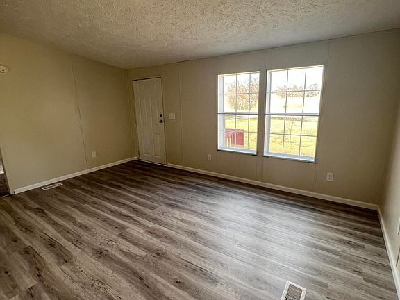 4th image of 395 Thompson Ln N