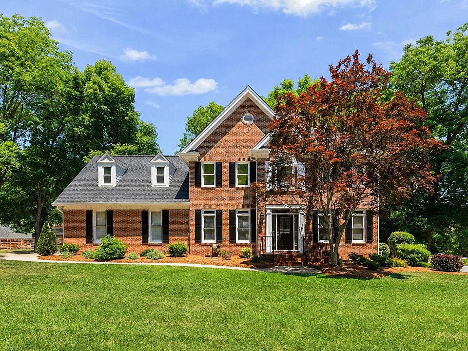 1st image of 113 Stoneleigh Dr
