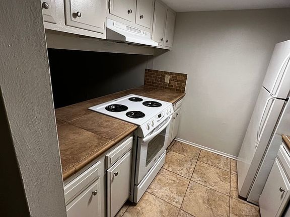 2nd image of 908 Lamar St APT 103