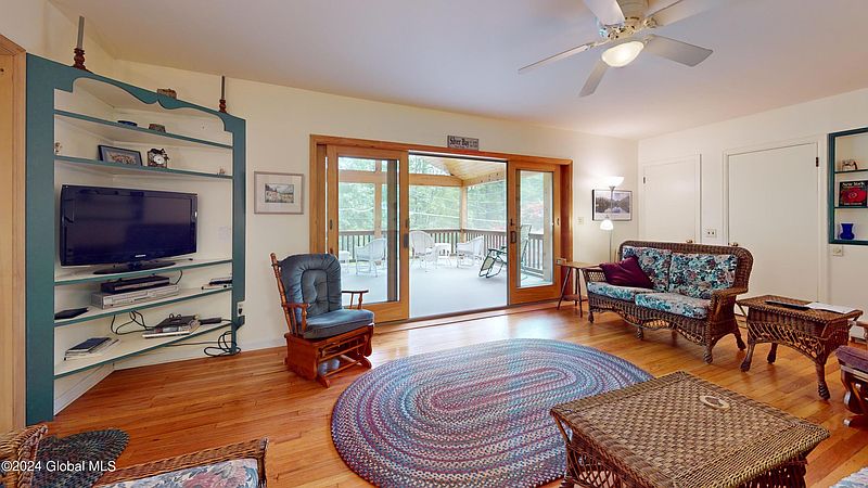 4th image of 8 Sunrise Court