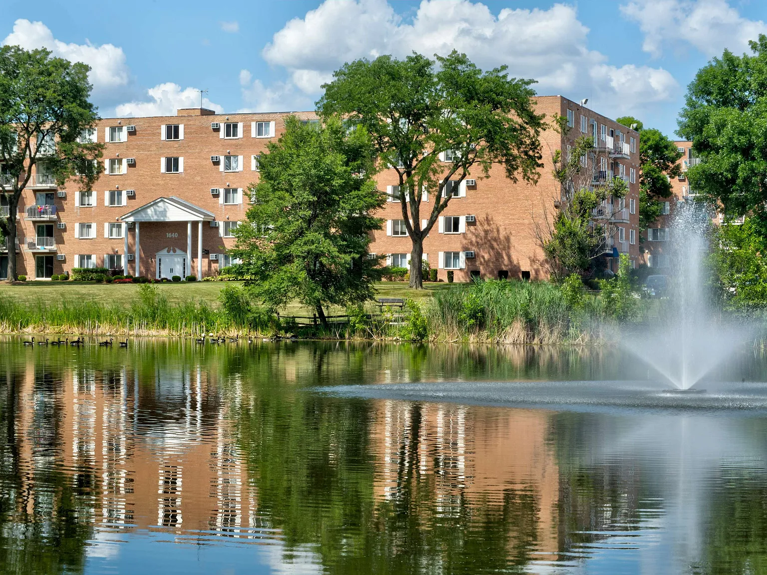 Colonial Village Apartments — Photo 1