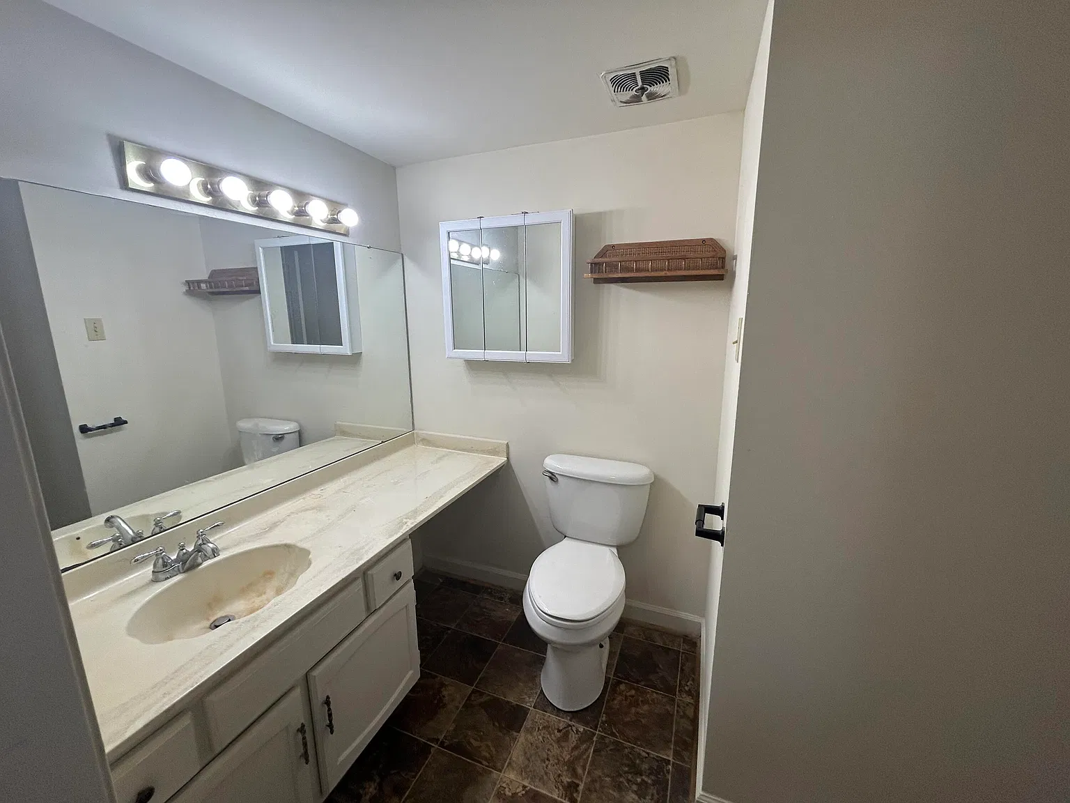 3 bed, 2.0 bath, 1300 sqft, $1,300 — Photo 4