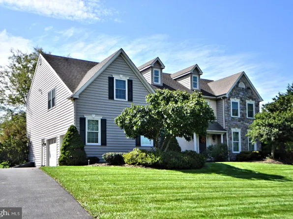 121 Davis Dr, North Wales, PA 19454