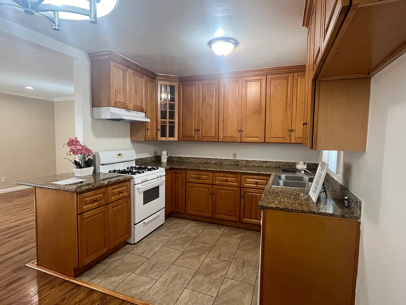 2 bed, 900 sqft, $2,195 — Photo 2