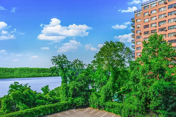 Sold by Re/Max In The City | media 21