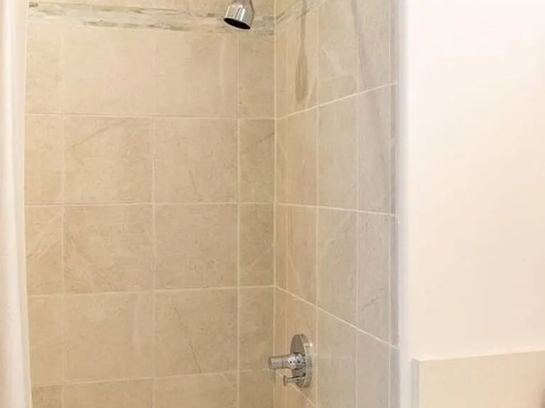3204 "The Gordon" loft Upstairs full bathroom with shower-tub.