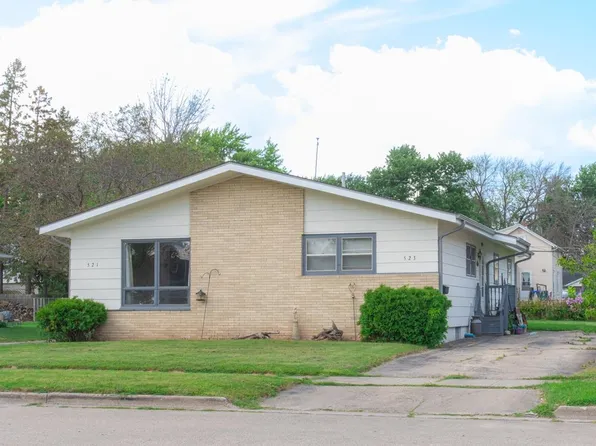 521 Bruce St, New London, WI 54961