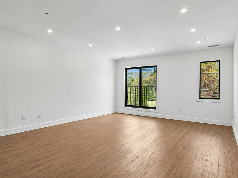 1060 Main Street — Photo 36
