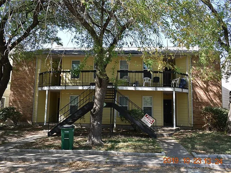 1908 W Loop #A — Photo 1