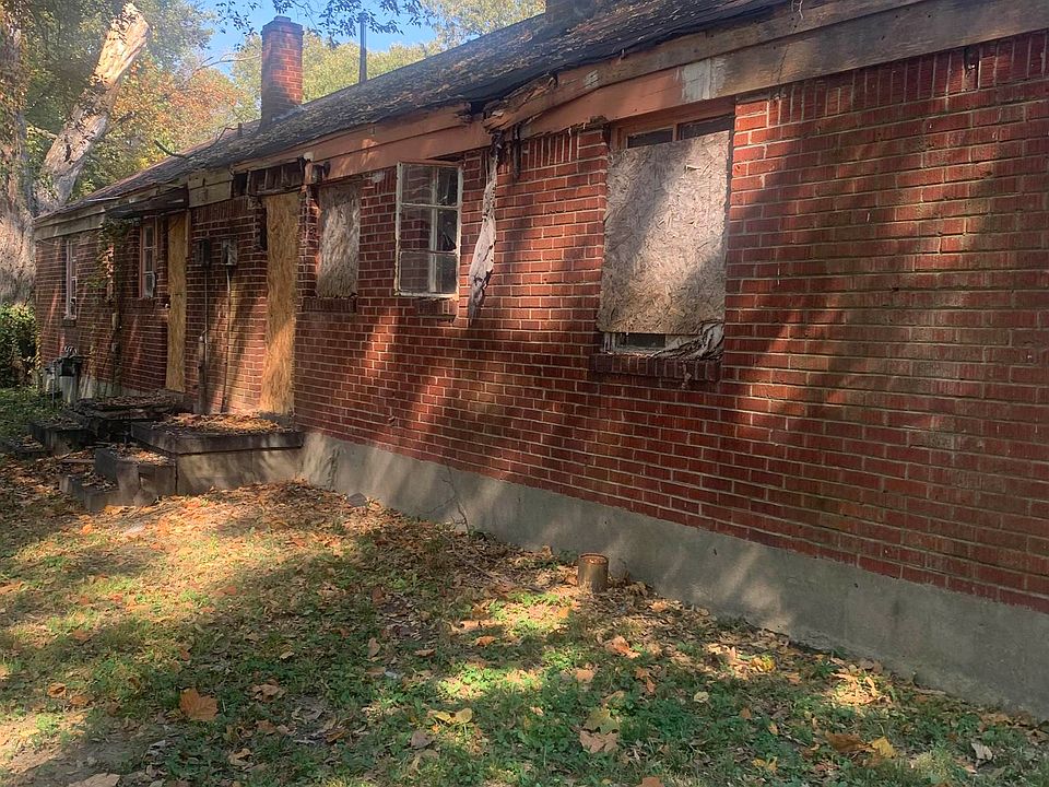 2nd image of 851 Leon Pl