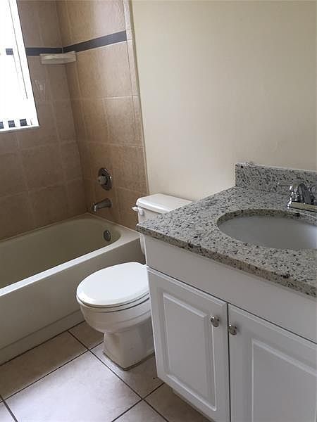 2nd image of 2562 Riverside Dr