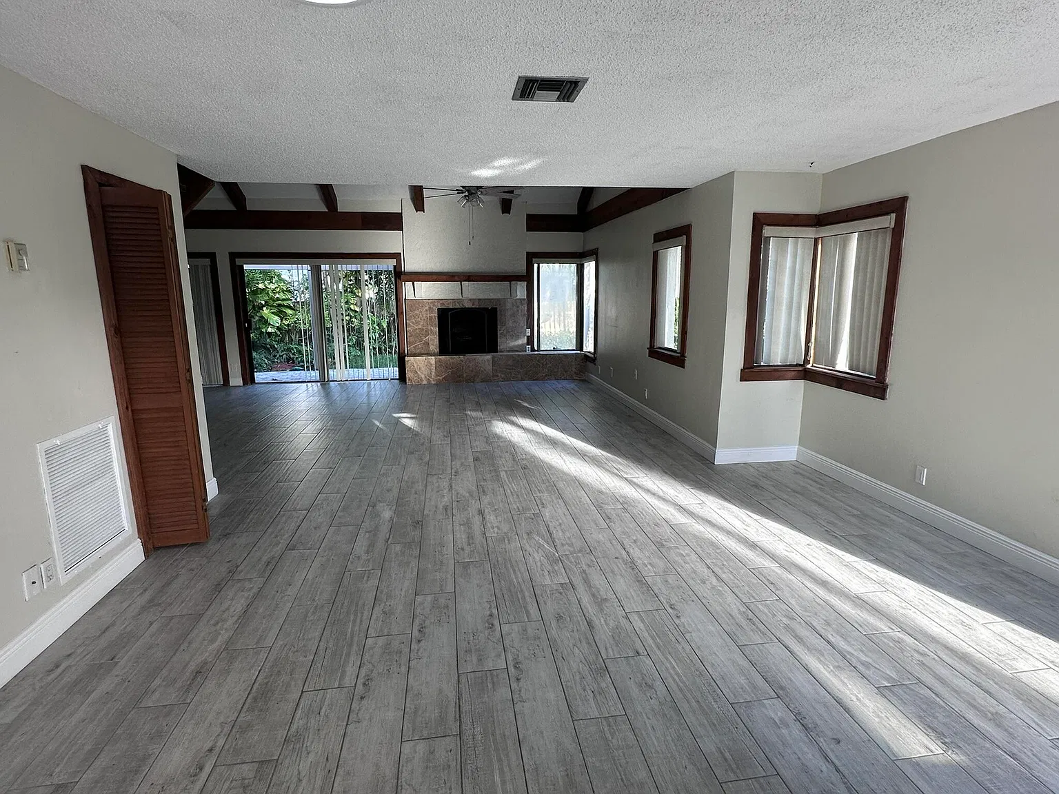 4 bed, 2.5 bath, 3559 sqft, $3,900 — Photo 2