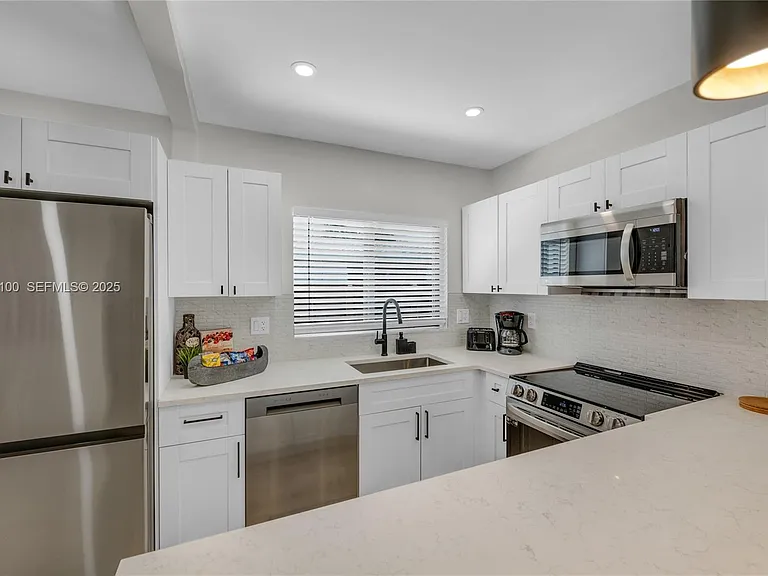 1204 NE 7th St — Photo 13