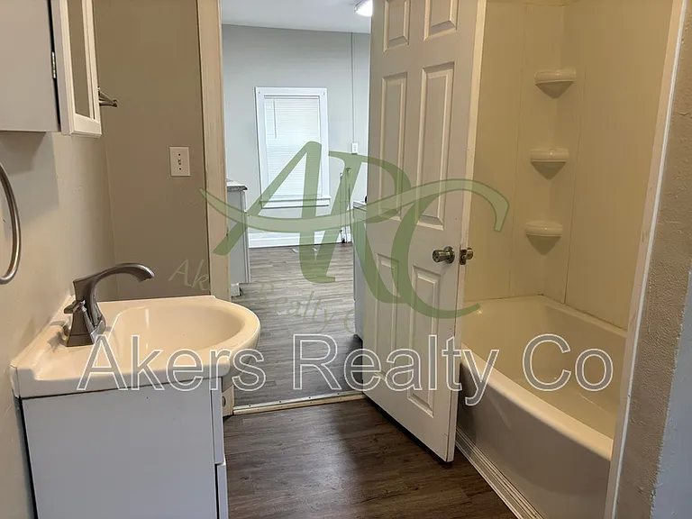 1610 W 18th St — Photo 8