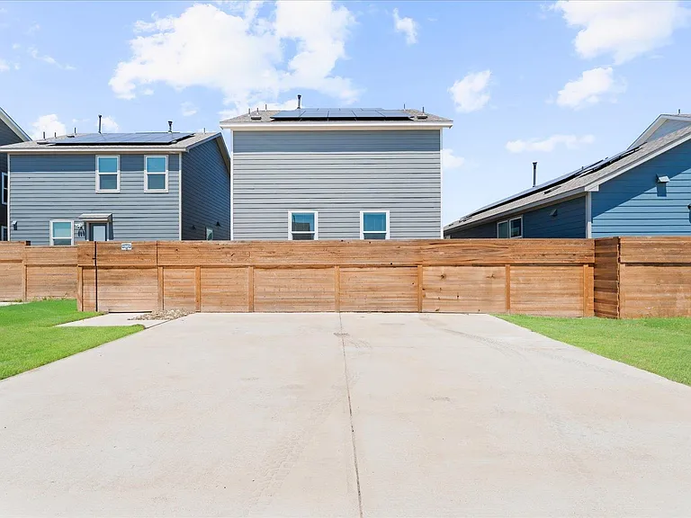 905 Powell St — Photo 36