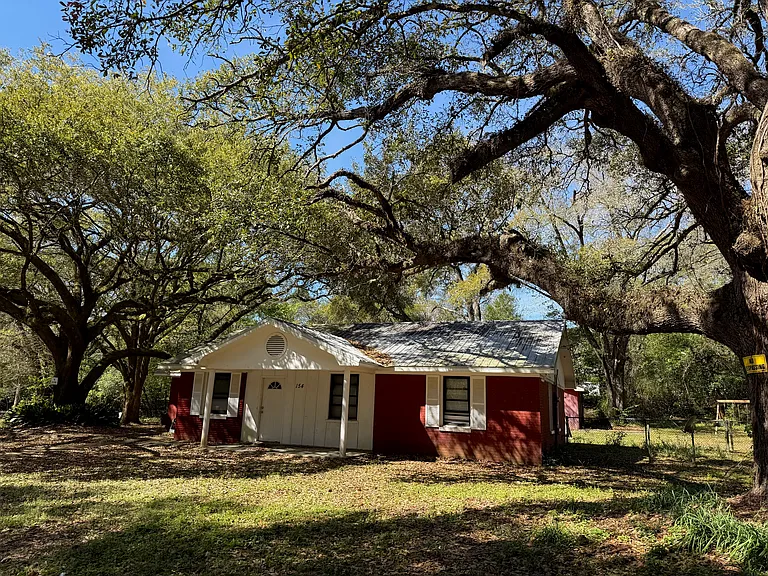 154 Sunset Dr E — Photo 3